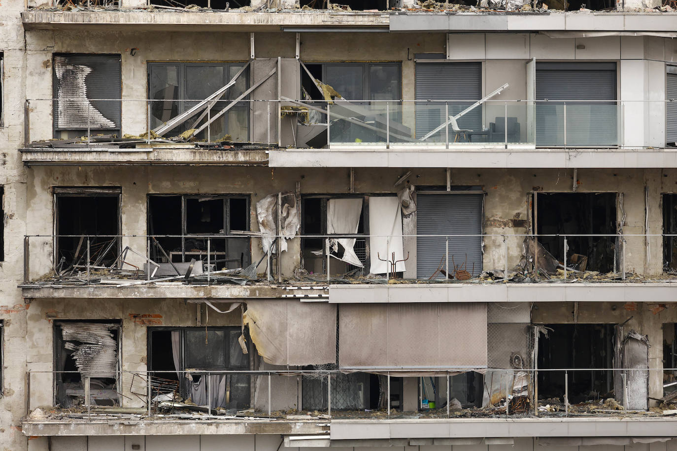 Limpieza del edificio incendiado en Campanar