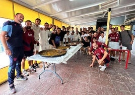 La plantilla y el cuerpo técnico del Levante, ayer, de comida en la Ciudad Deportiva de Buñol.