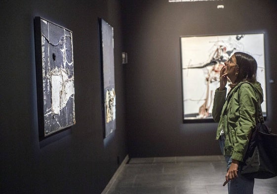 Una mujer contempla la exposición de Millares en el MuVIM.