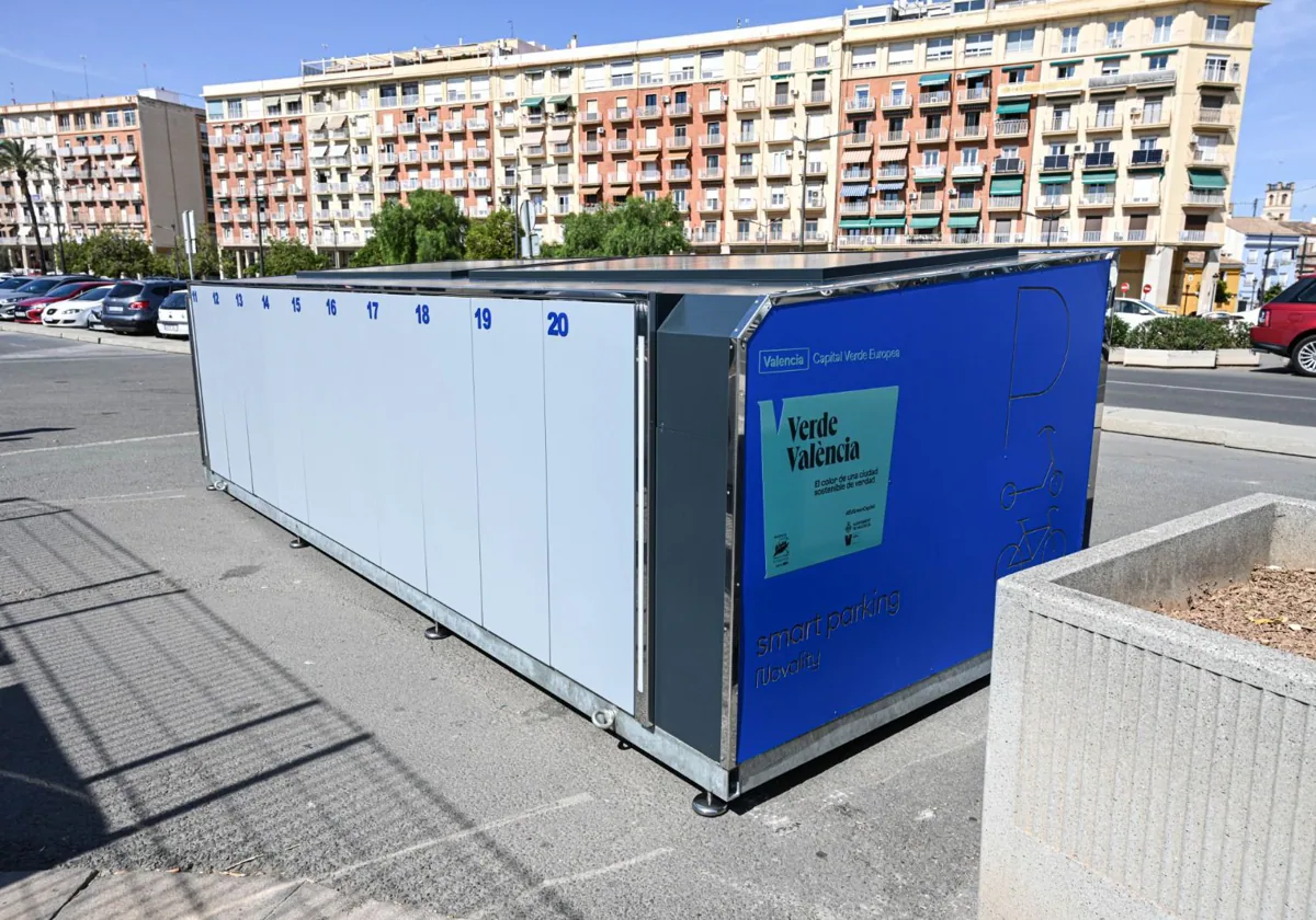 Valencia instala en La Marina un aparcamiento de bicis para evitar robos 