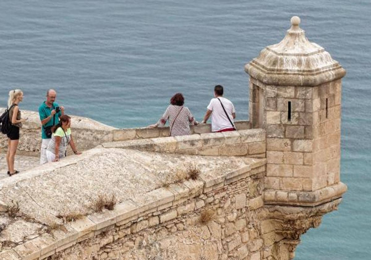 Alicante planea cobrar la entrada al castillo de Santa Bárbara y a los museos de la ciudad 