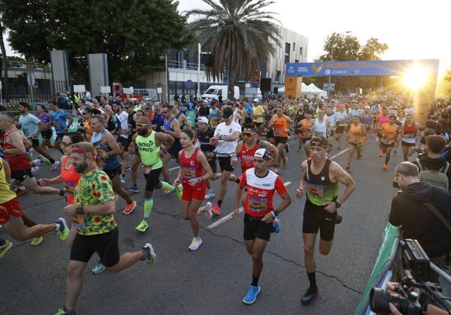 El sol, a su salida, testigo de las miles de zancadas del Medio Maratón 2023.