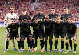 La plantilla del Valencia CF, en la foto antes del encuentro contra el Atlético de Madrid.