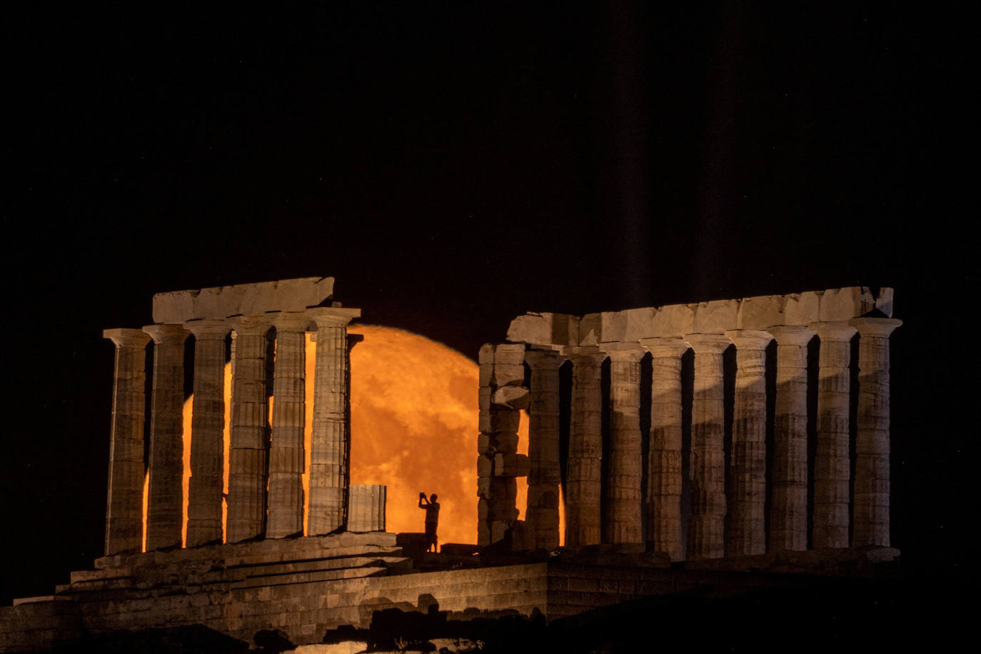 Grecia estrena nueva iluminación del Templo de Poseidón