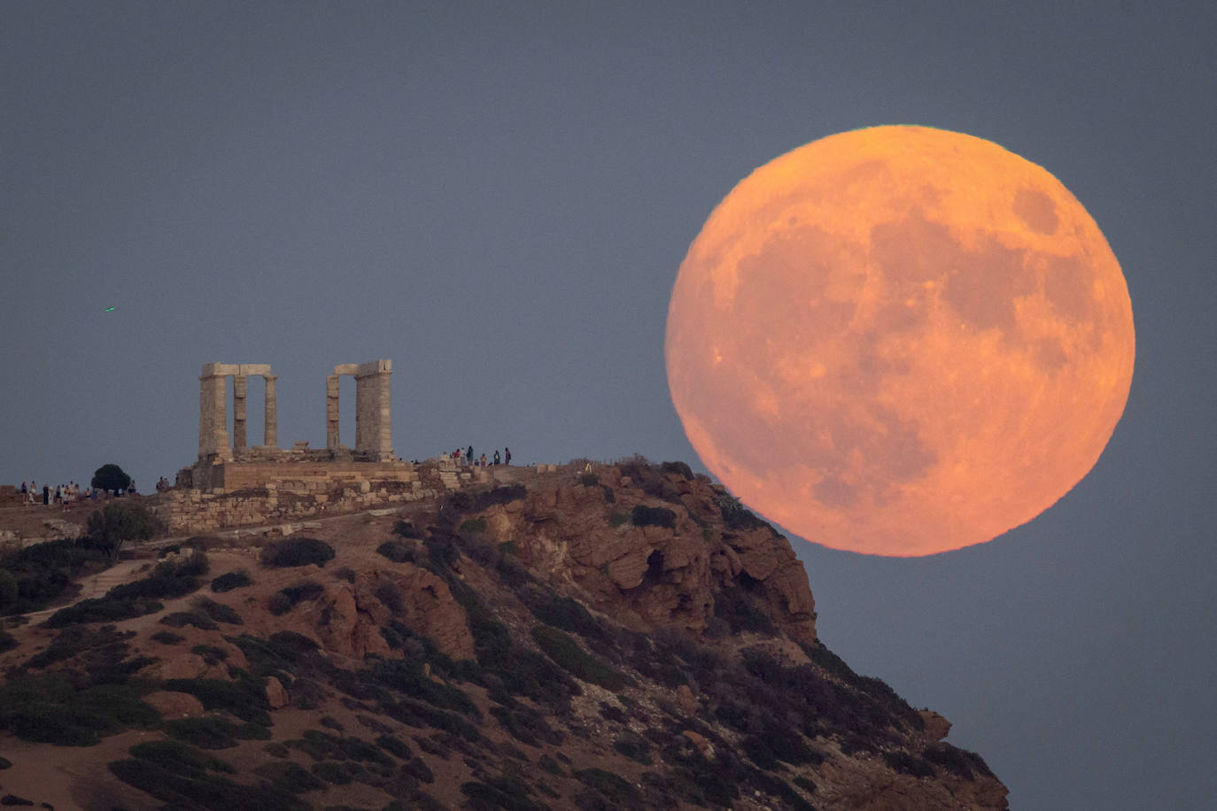 Grecia estrena nueva iluminación del Templo de Poseidón