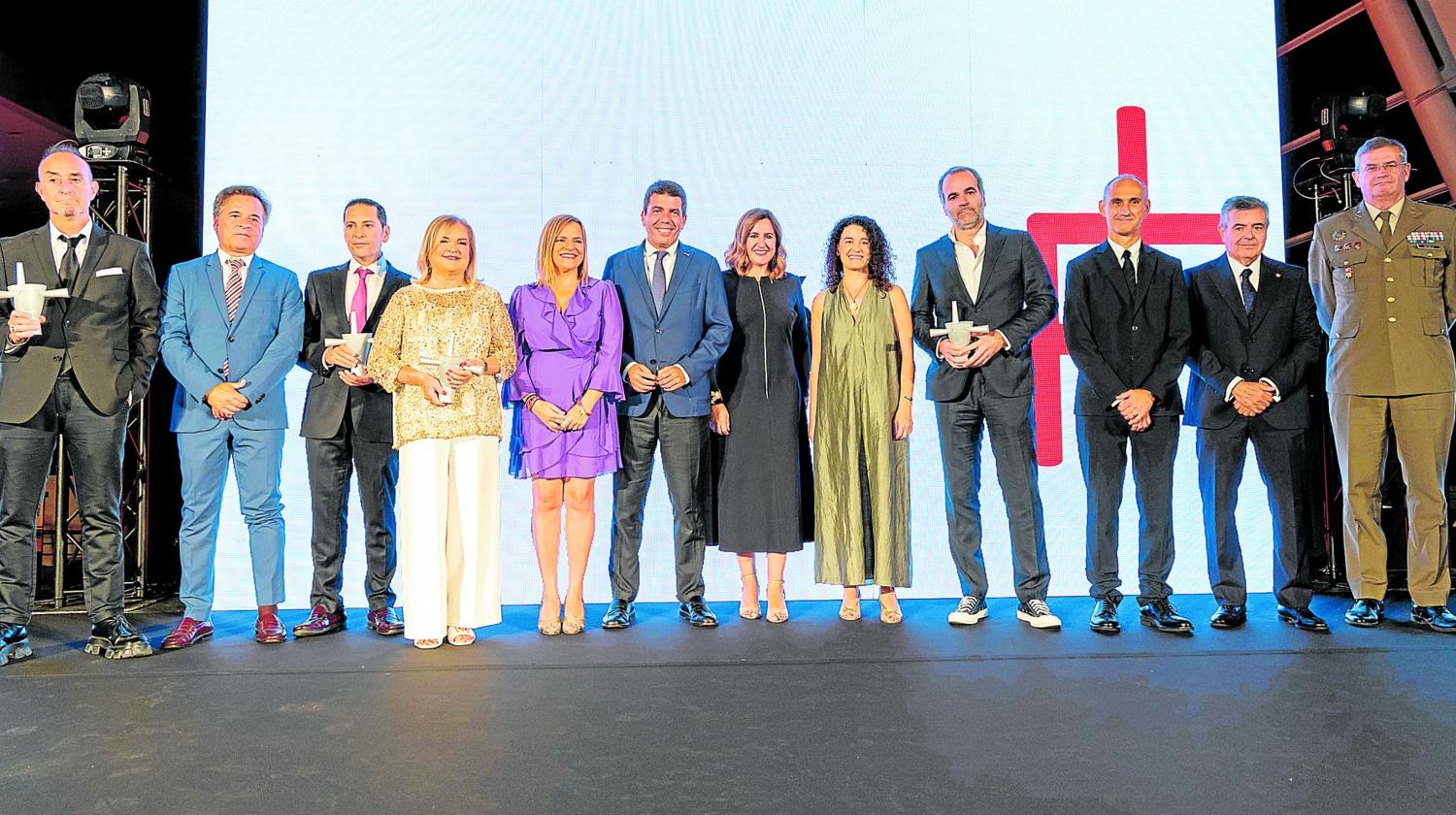 Galardonados y autoridades posan tras la entrega de los premios.