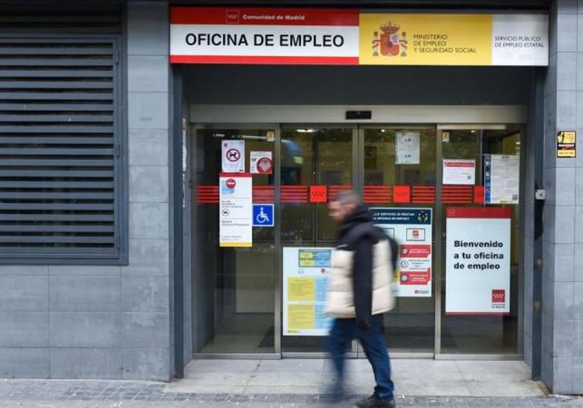 Una hombre pasa ante una oficina del SEPE, en una imagen de archivo