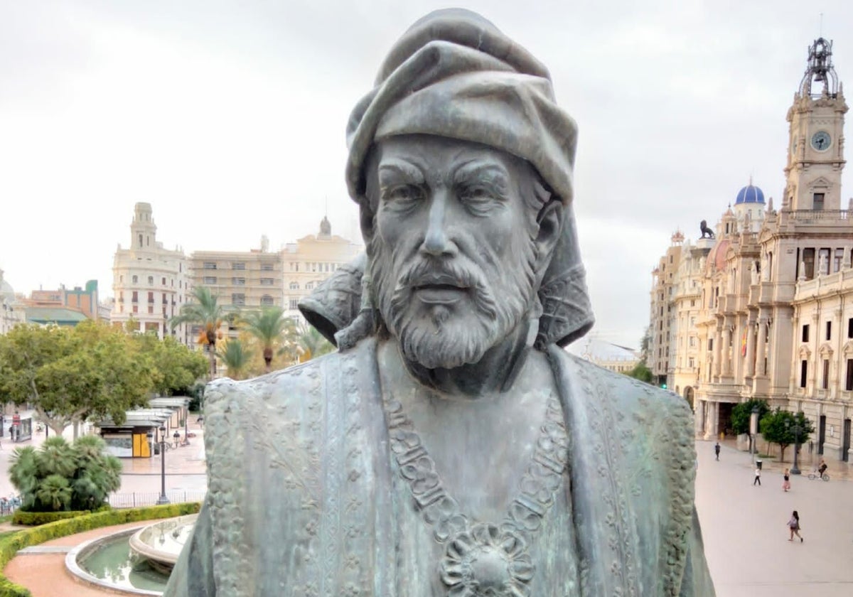 Escultura de Francesc de Vinatea, en la plaza del Ayuntamiento.