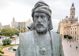 Escultura de Francesc de Vinatea, en la plaza del Ayuntamiento.