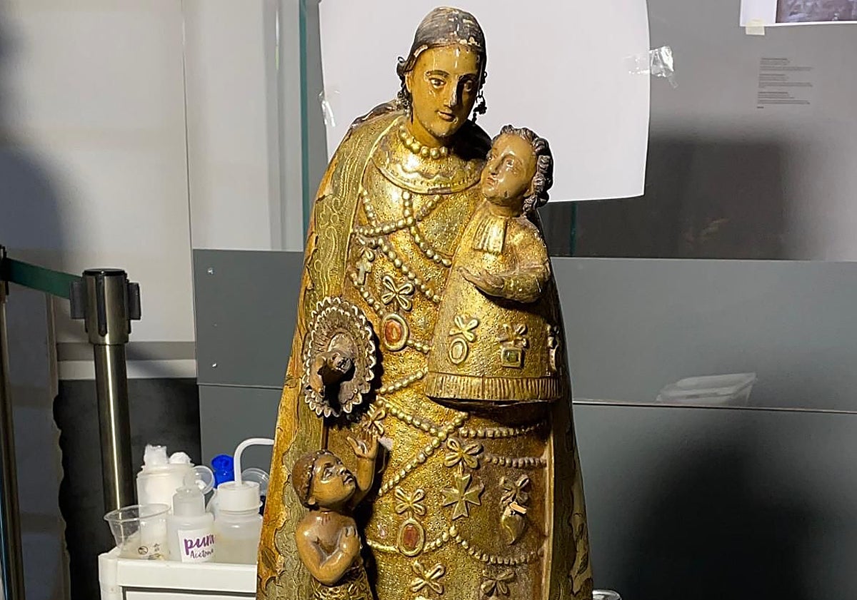 Imagen principal - Proceso de restauración de la talla de la Virgen de los Desamparados de la Casa Forestal de El Saler.