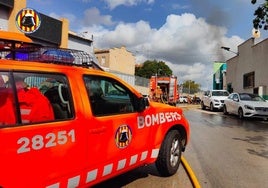 Un vehículo de los bomberos en el lugar de los hechos.