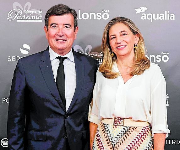 El exconcejal de Ciudadanos Fernando Giner, junto a su esposa, Mercedes Giménez