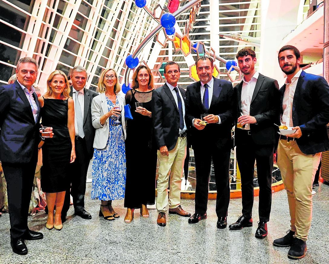 De izquierda a derecha, Carlos Alfonso, Belén Escuder, Javier Viciano, María José Rodríguez, Pilar Theureau, Pablo Salazar, Ignacio Tormo, Fernando Salazar y Carlos Salazar.