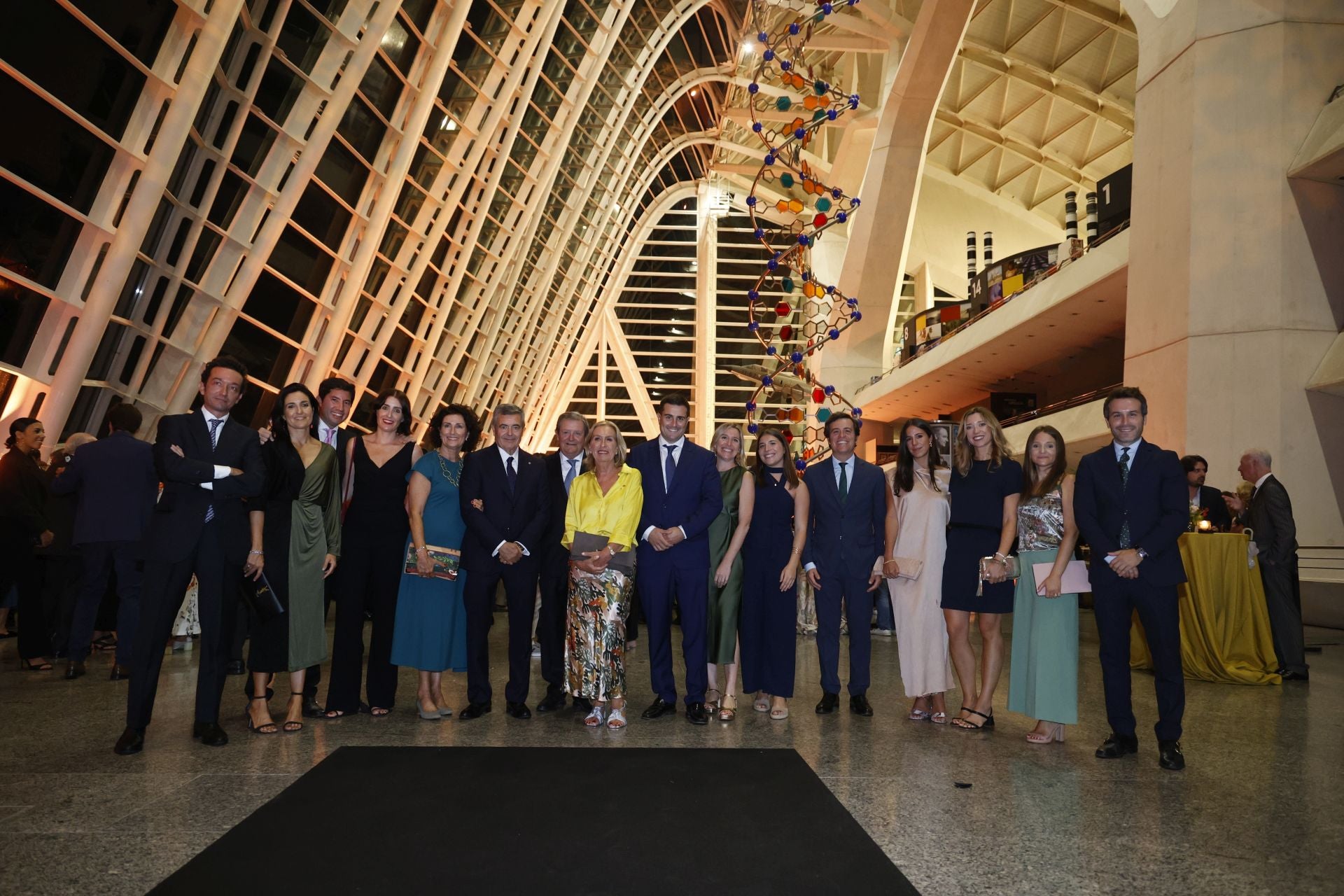 La familia Zarranz posa con el presidente del consejo de administración de LAS PROVINCIAS, Gonzalo Zarranz (sexto por la izquierda) y el expresidente Guillermo Zarranz (séptimo).