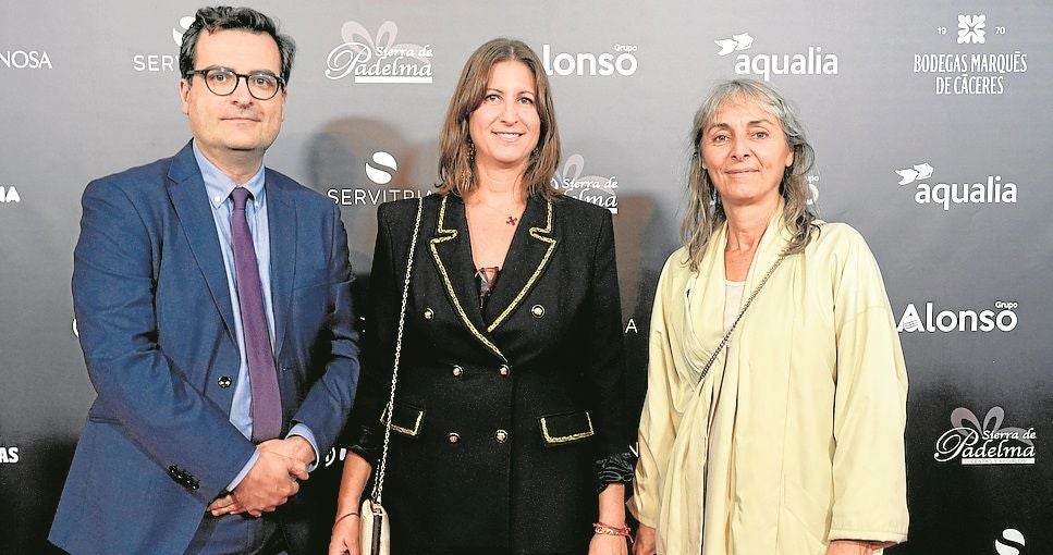 Jorge Sebastián, presidente de la Fundación Mainel, junto a la directora de la entidad, Cristina Celda, y la responsable de comunicación, María José Medialdea.