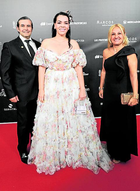 Antonio Martínez y Yolanda Pérez, Clavarios Mayores de San Bult, y Paula Bellido.