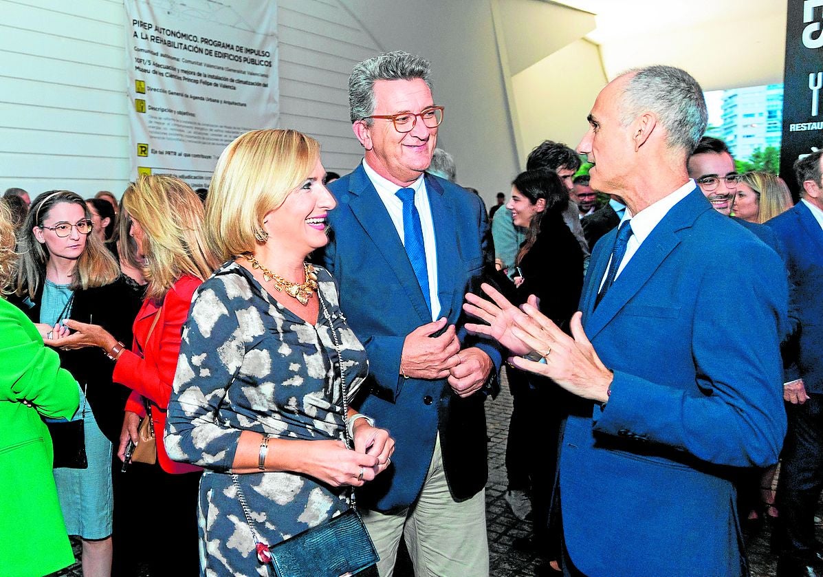 La consellera Salomé Pradas, junto al recién estrenado conseller de Medio Ambiente, Vicente Martínez Mus, dialogan con el director de LAS PROVINCIAS, Jesús Trelis.