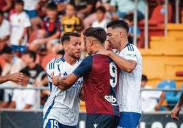 Iván Calero se encara con Romero en un partido de pretemporada.