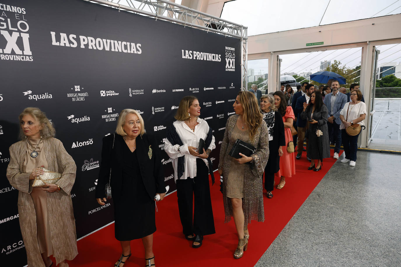 Bajo la lluvia. Los invitados, en la alfombra roja tras acceder del exterior del museo en un día lluvioso.