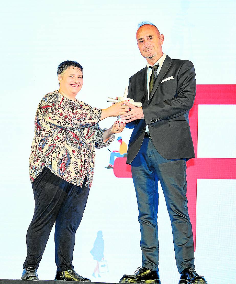 La libertad. La columnista María José Pou entrega el premio a Ramón Palomar.