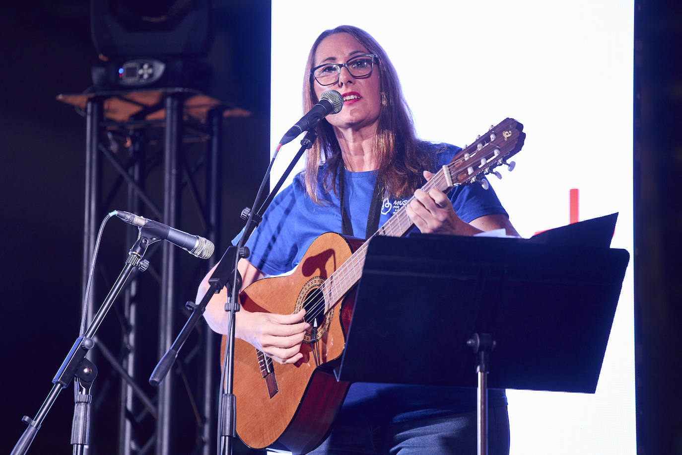 Melodías sanadoras. 'Clavelitos', 'Piel Canela' y 'Un beso y una flor' sonaron en la voz y guitarra de la argentina Gabriela Castillo, voluntaria de Músicos por la Salud, y que entonó el público como colofón a la gala.