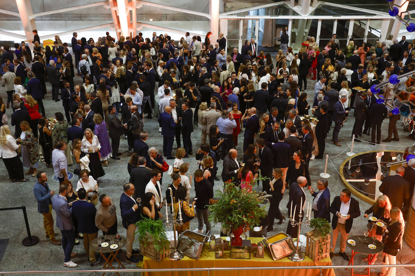 Corrillos. Los invitados tenían ganas de charlar, de reencontrarse después del verano, en un evento que se ha convertido en la cita obligada en Valencia en septiembre.