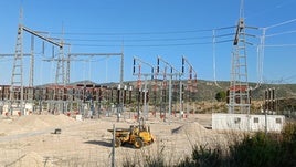 Maquinaria de obras en la subestación de Red Eléctrica España en el término de Montesa.