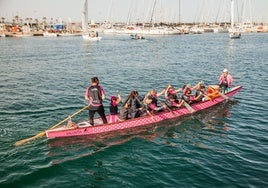 El dragón del equipo valenciano, en las aguas de la Marina.