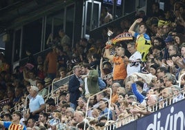 La afición del Valencia celebra el primer gol ante el Girona.