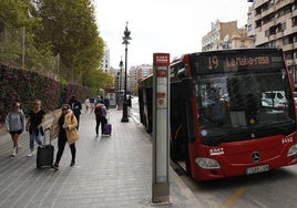 Autobuses de EMT circulan por las calles del centro de valencia.