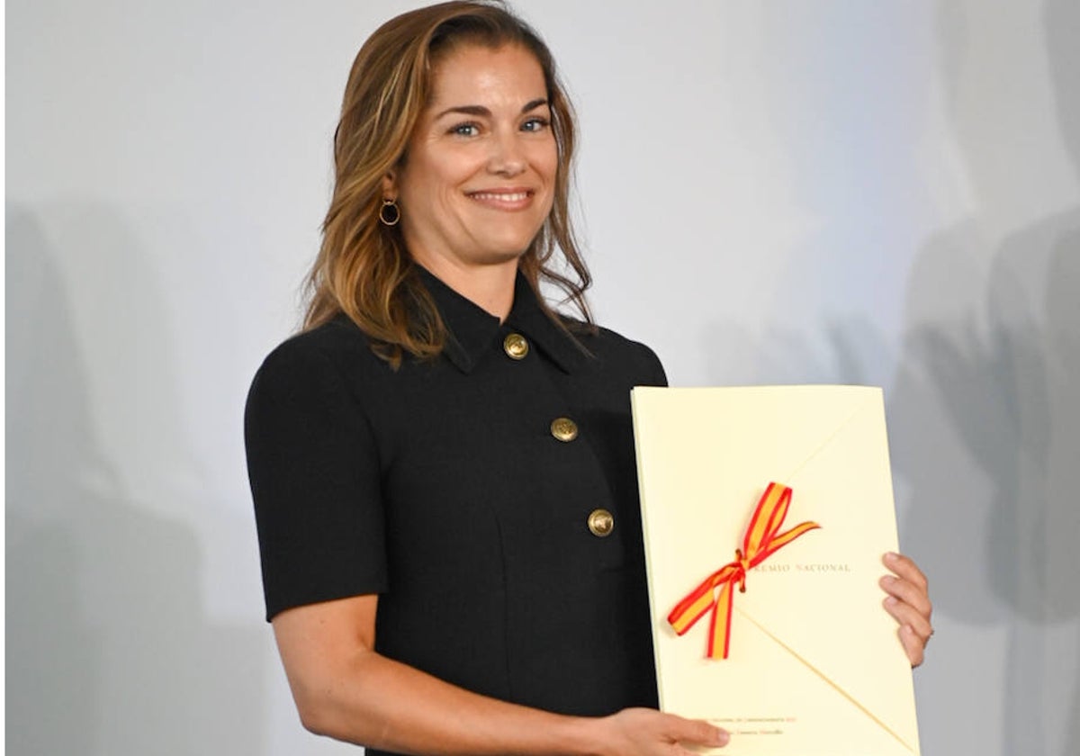 María Zamora en el momento de recoger el premio.