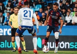 Brugui conduce el balón durante el partido contra el Zaragoza.