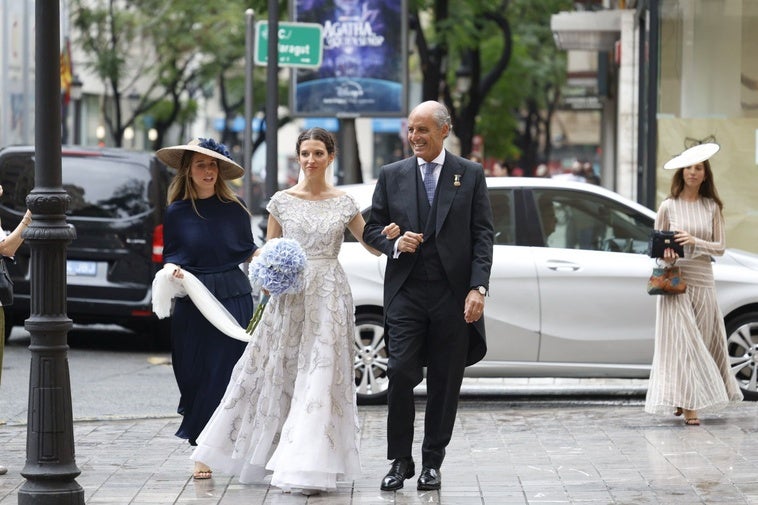 Isa Camps, del brazo de su padre, de camino a la iglesia de San Juan de la Cruz.