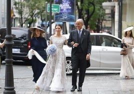 Isa Camps, del brazo de su padre, de camino a la iglesia de San Juan de la Cruz.