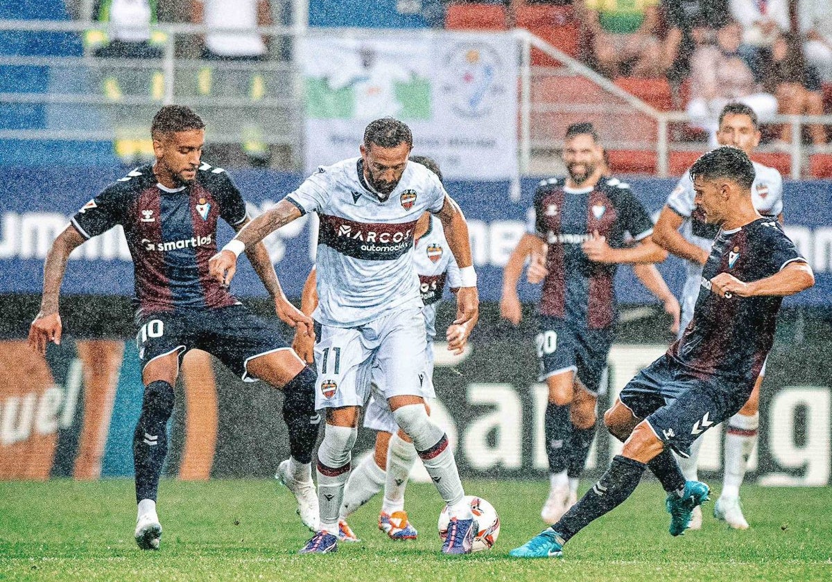 José Luis Morales conduce el balón durante el partido contra el Eibar.