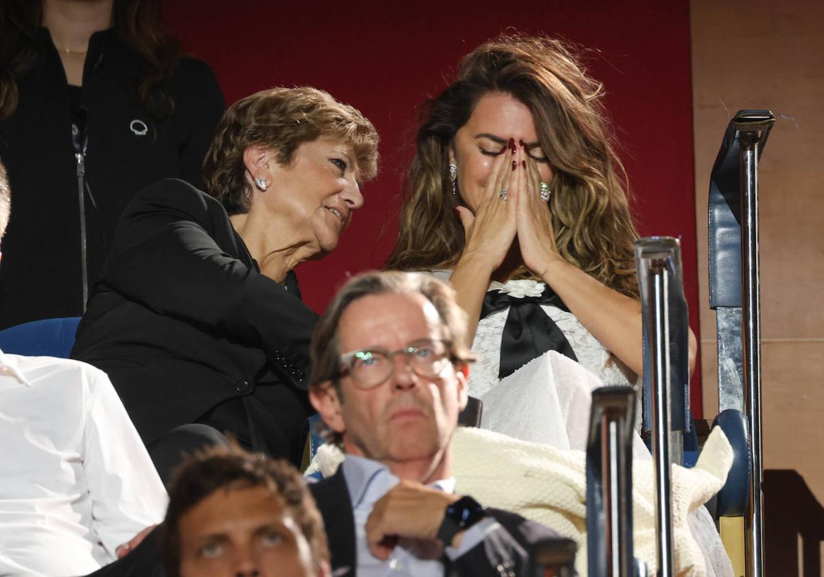 La actriz, emocionada junto a su madre en el teatro.