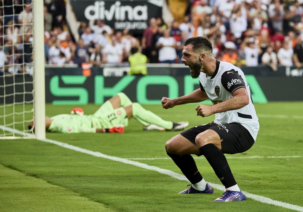 Luis Rioja celebra con la grada en gol que le marcó al Girona, que inició la necesaria victoria del Valencia.