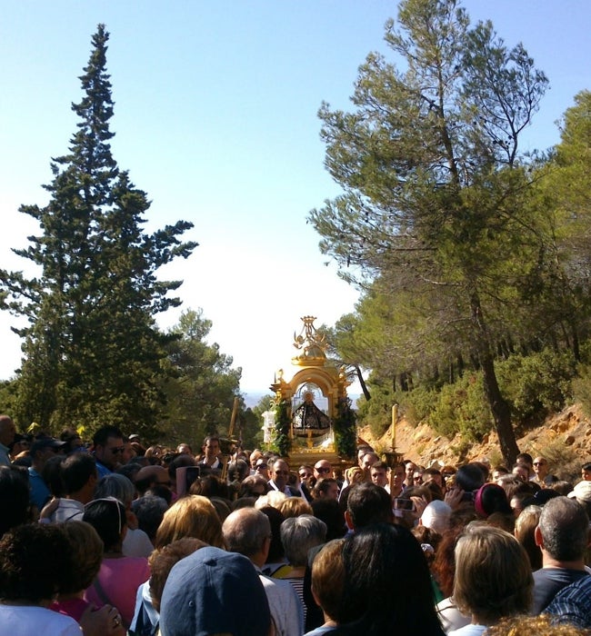 Los romeros acompañando a la imagen de la Virgen del Remedio.