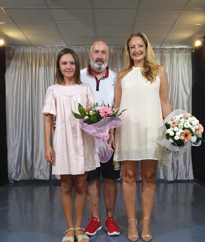 Imagen secundaria 2 - Firma de los falleros de Turianova con Rafa Guillot y cuadro de honor formado por Cristina Ballester (FM), María Belenguer (FMI) y el presidente, Rafa Olcina.