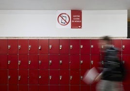 Cartel en el IES Les Alfàbegues, que prohibió el móvil antes de la instrucción de Educación.