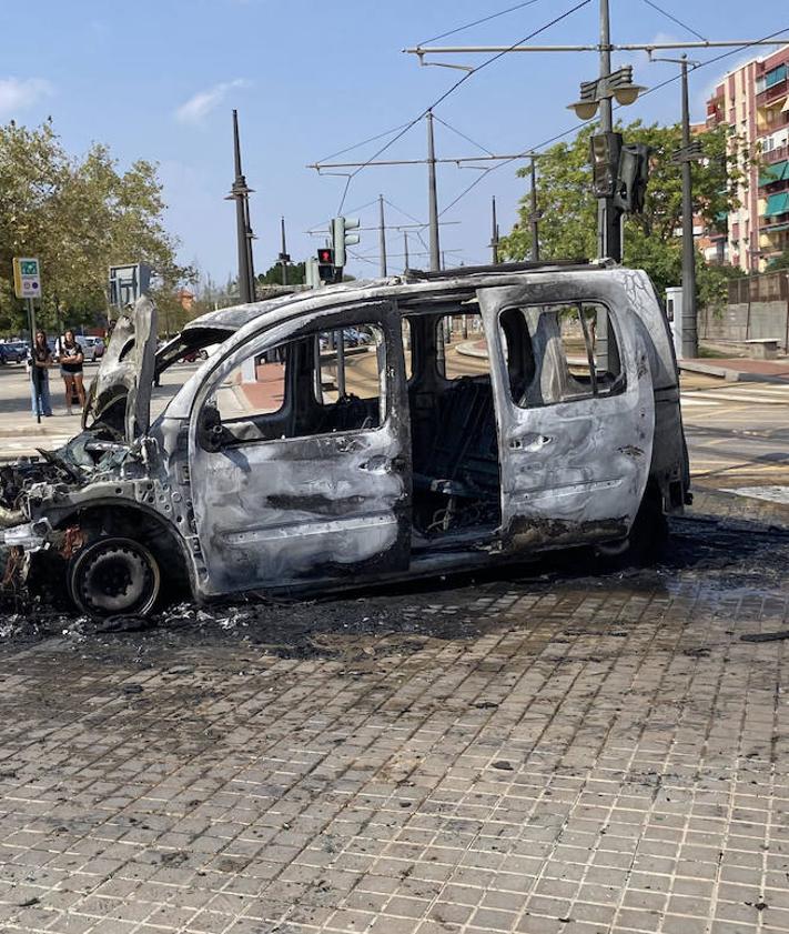 Imagen secundaria 2 - El incendio de una furgoneta obliga a cortar la línea 4 del metro en Valencia