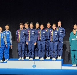 El equipo español, con las dos gimnastas del Club de Xàtiva, en el podio.