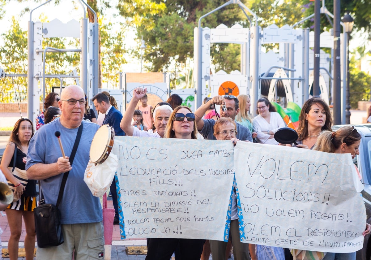 Cacerolada de padres de los alumnos afectados frente al Ayuntamiento de Manises.