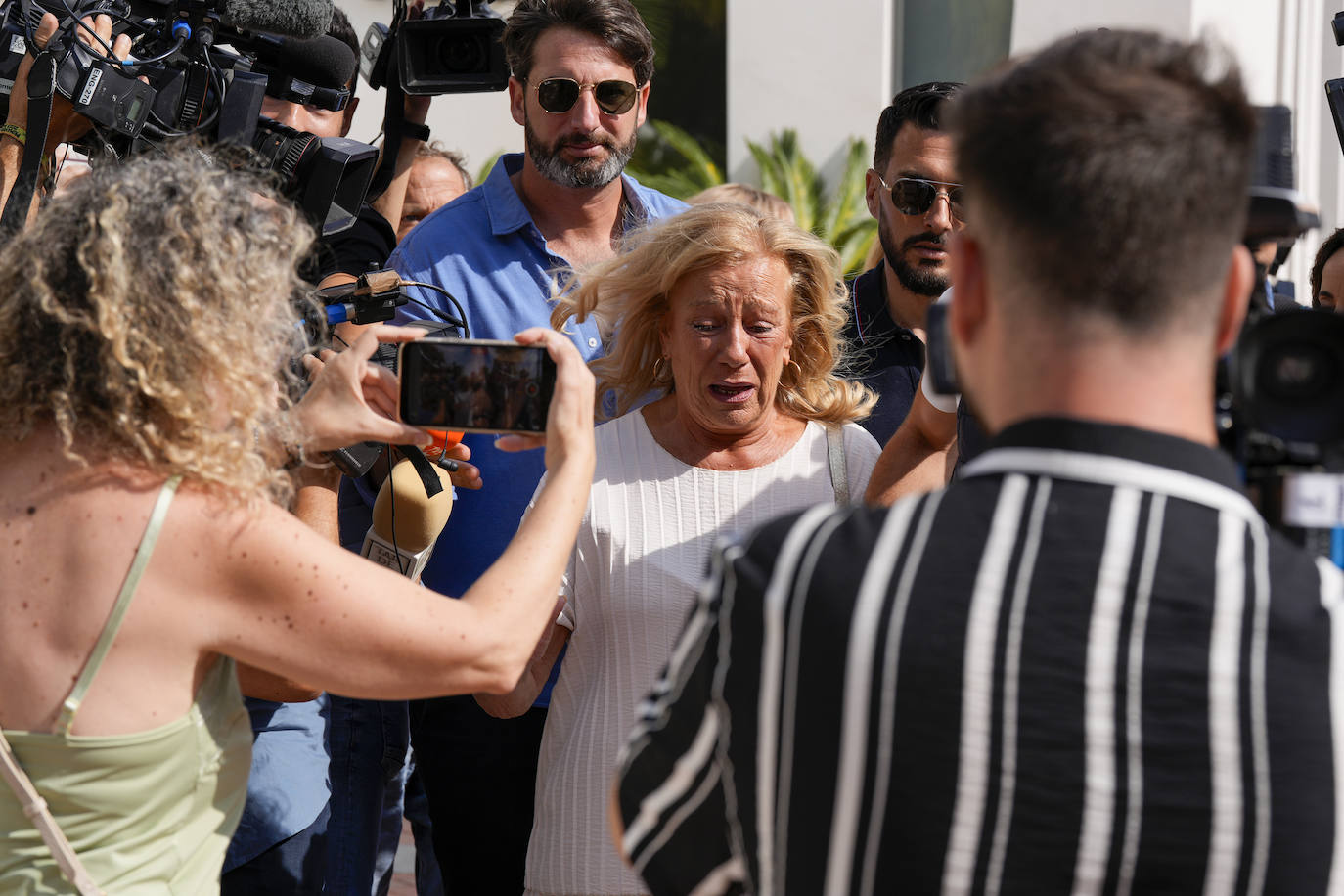 Familiares y amigos despiden a Julián Muñoz en el tanatorio Marbella