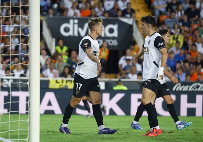 Dani Gómez y Diego López celebran una ocasión.