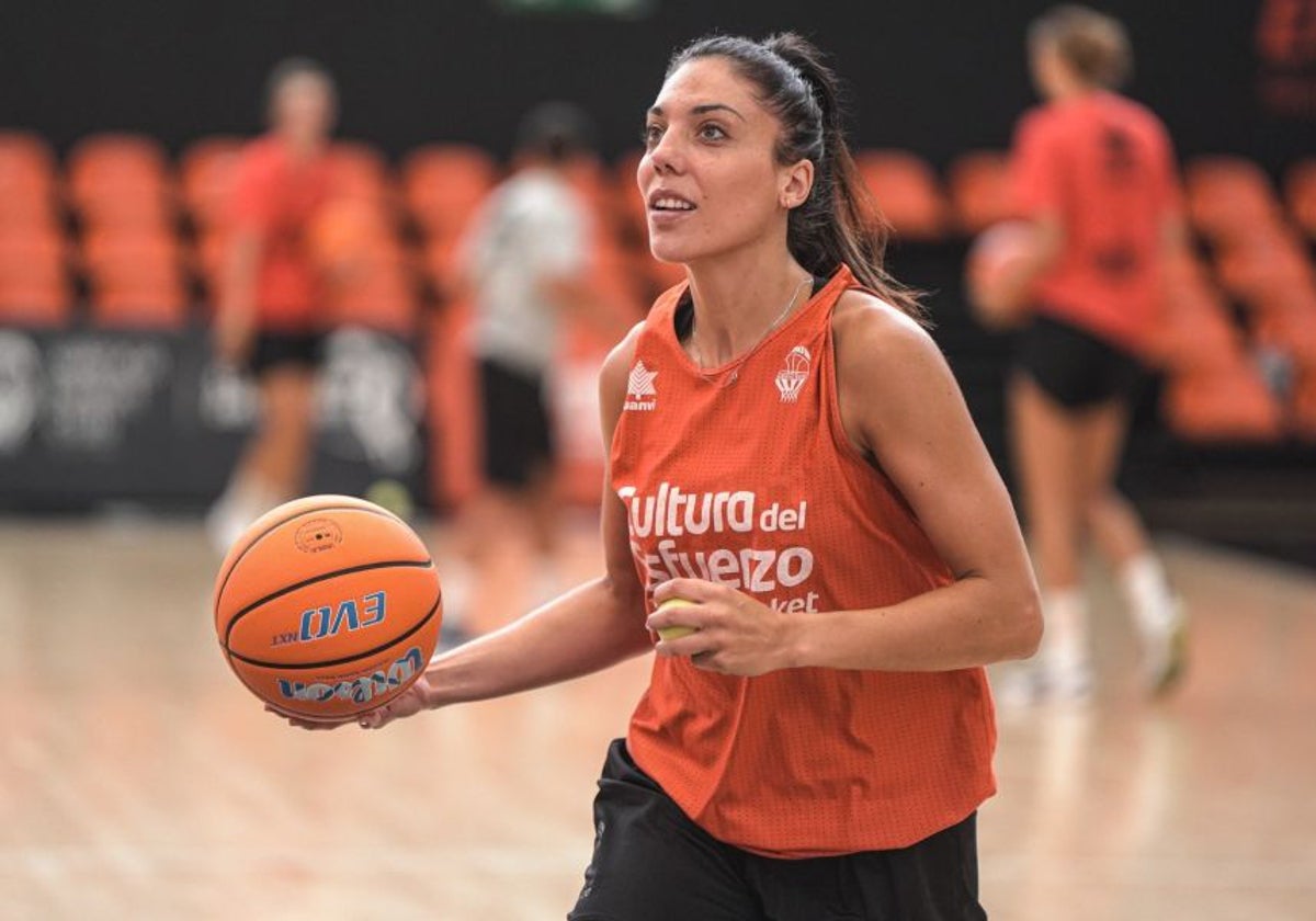 Cristina Ouviña, con la camiseta del Valencia Basket.