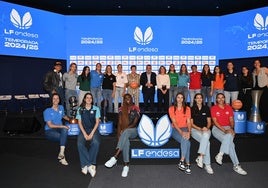 Jugadoras de los 16 equipos de la LF Endesa, en el acto de presentación de la temporada.