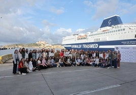 Las falleras junto al ferry de Transmed el pasado sábado.