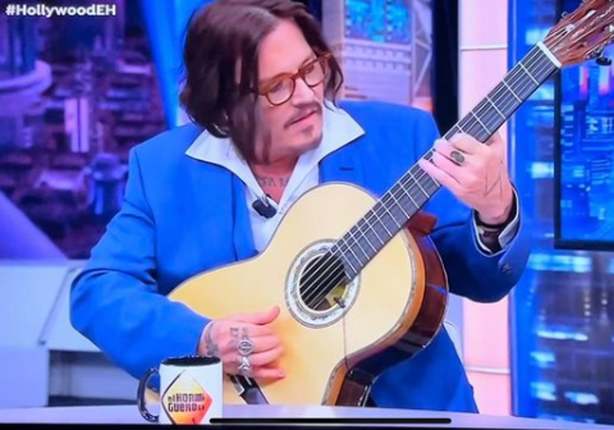 Johny Depp, durante el programa de este lunes con la guitarra de Francisco Bros.