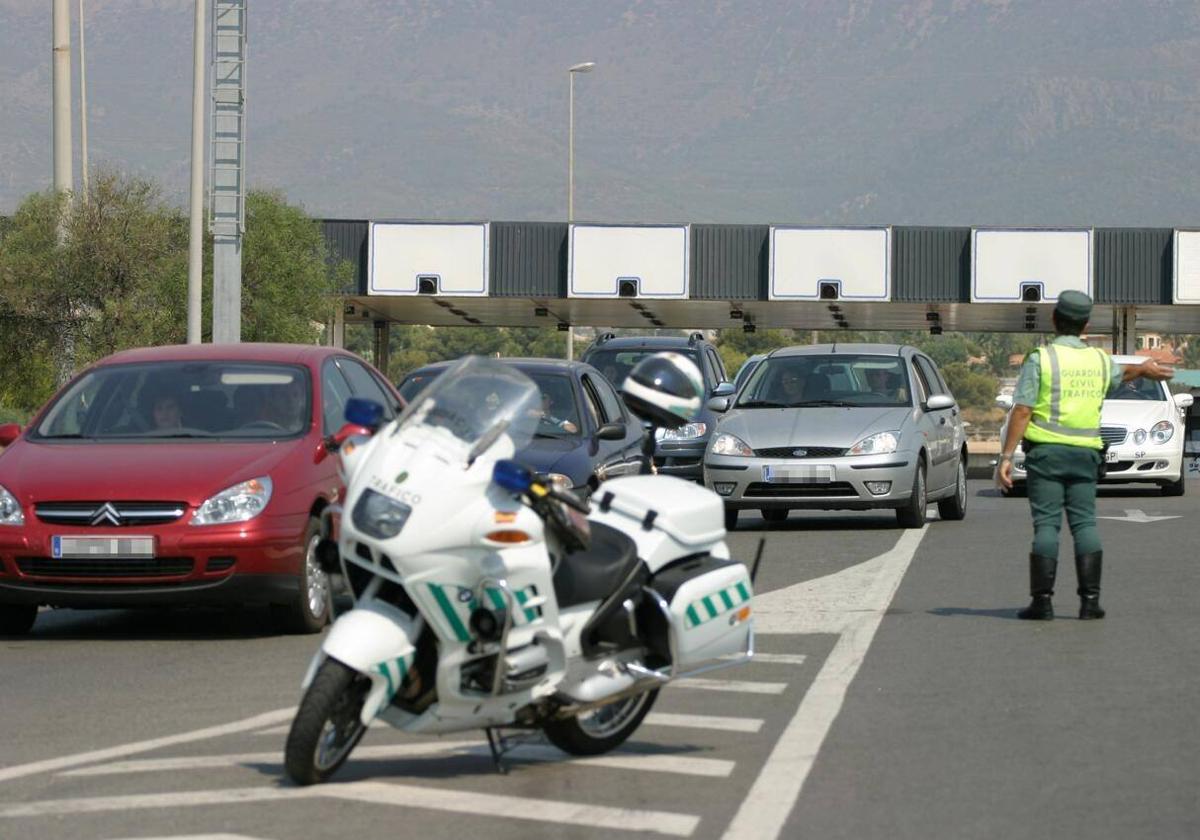 Entrada de coches a Benidorm. Imagen de archivo.